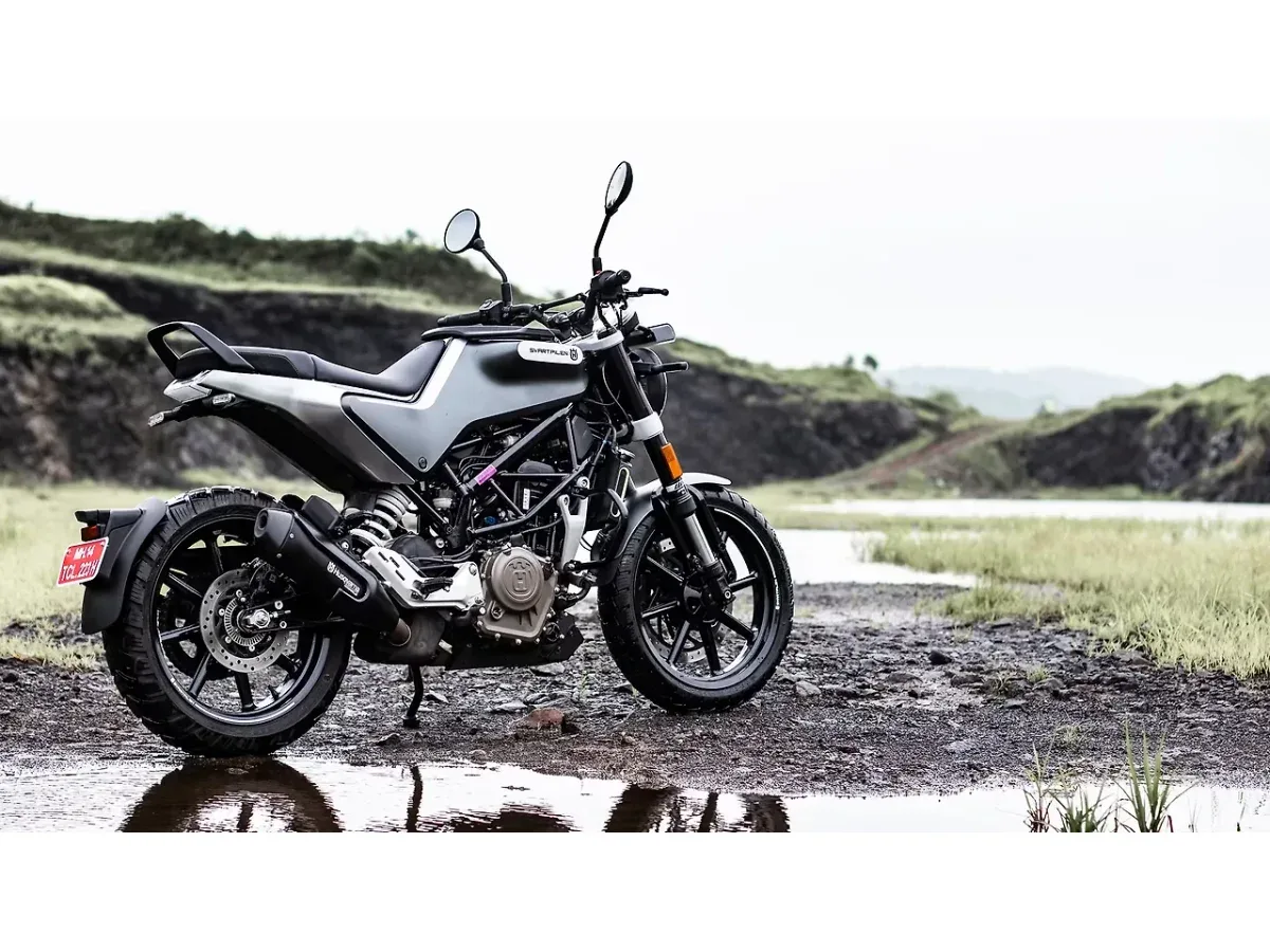 Husqvarna Svartpilen 250 rear right three-quarter view