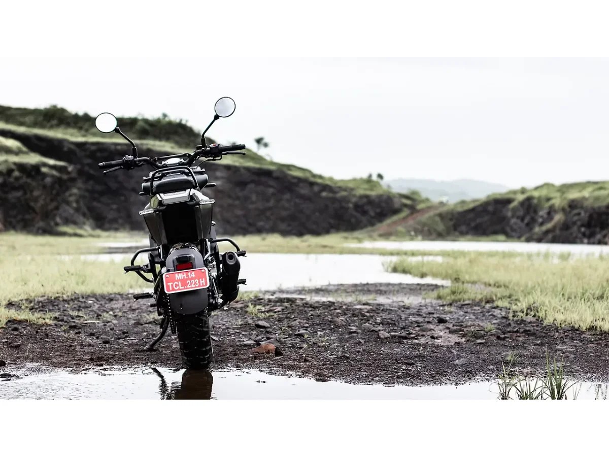 Husqvarna Svartpilen 250 rear view