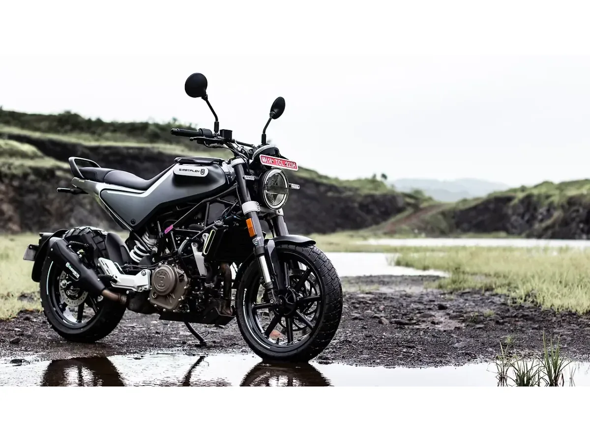 Husqvarna Svartpilen 250 rear right three-quarter view