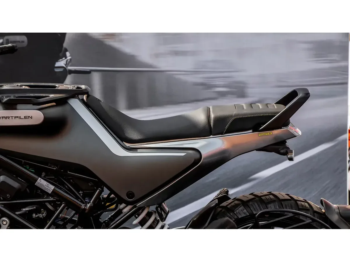 Husqvarna Svartpilen 250 side panel badge
