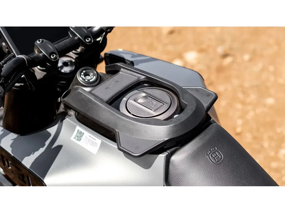 Husqvarna Svartpilen 401 fuel filler cap