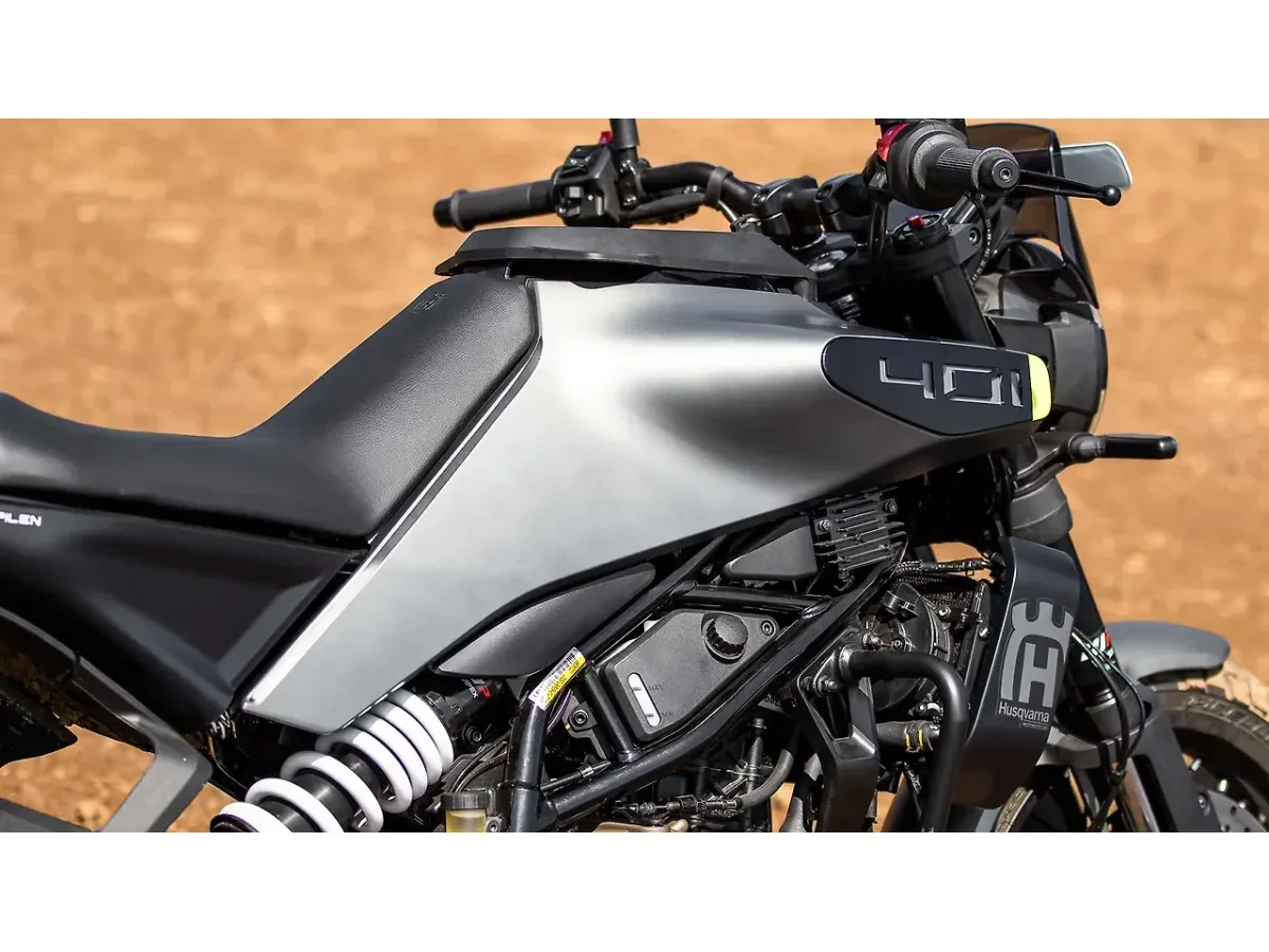 Husqvarna Svartpilen 401 fuel tank branding