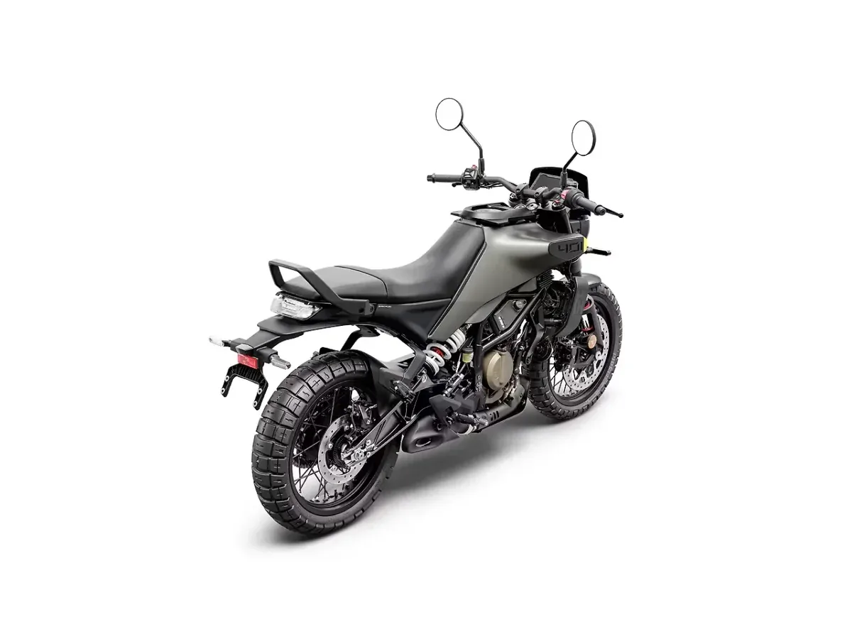 Husqvarna Svartpilen 401 rear right three-quarter view
