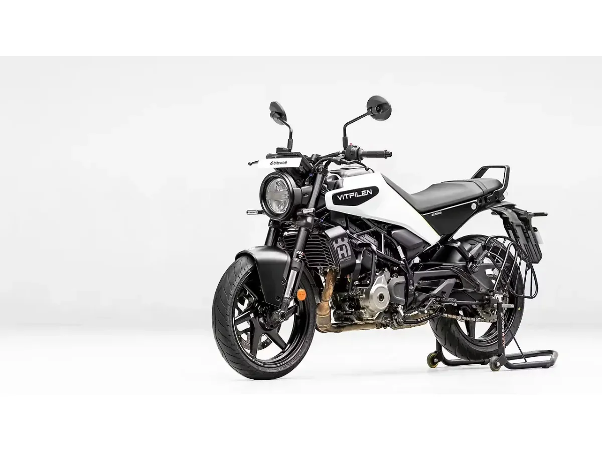 Husqvarna Vitpilen 250 front left three-quarter studio view