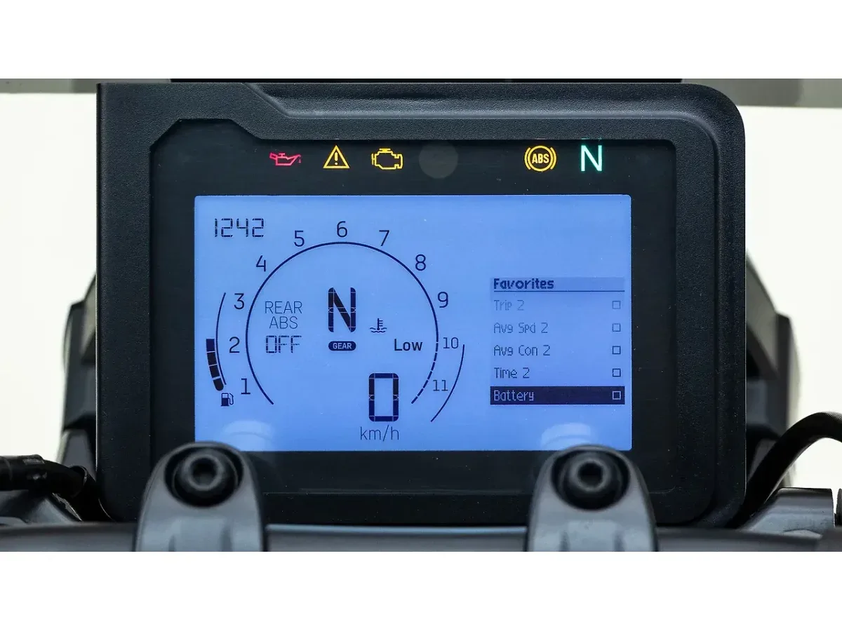 Husqvarna Vitpilen 250 TFT display showing average speed