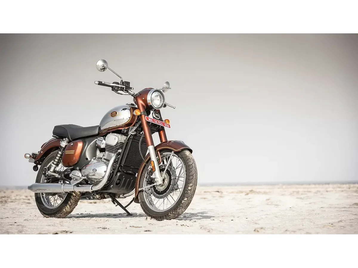 Jawa 350 right front three-quarter view