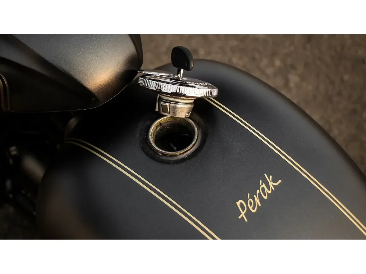 Jawa Perak fuel lid open