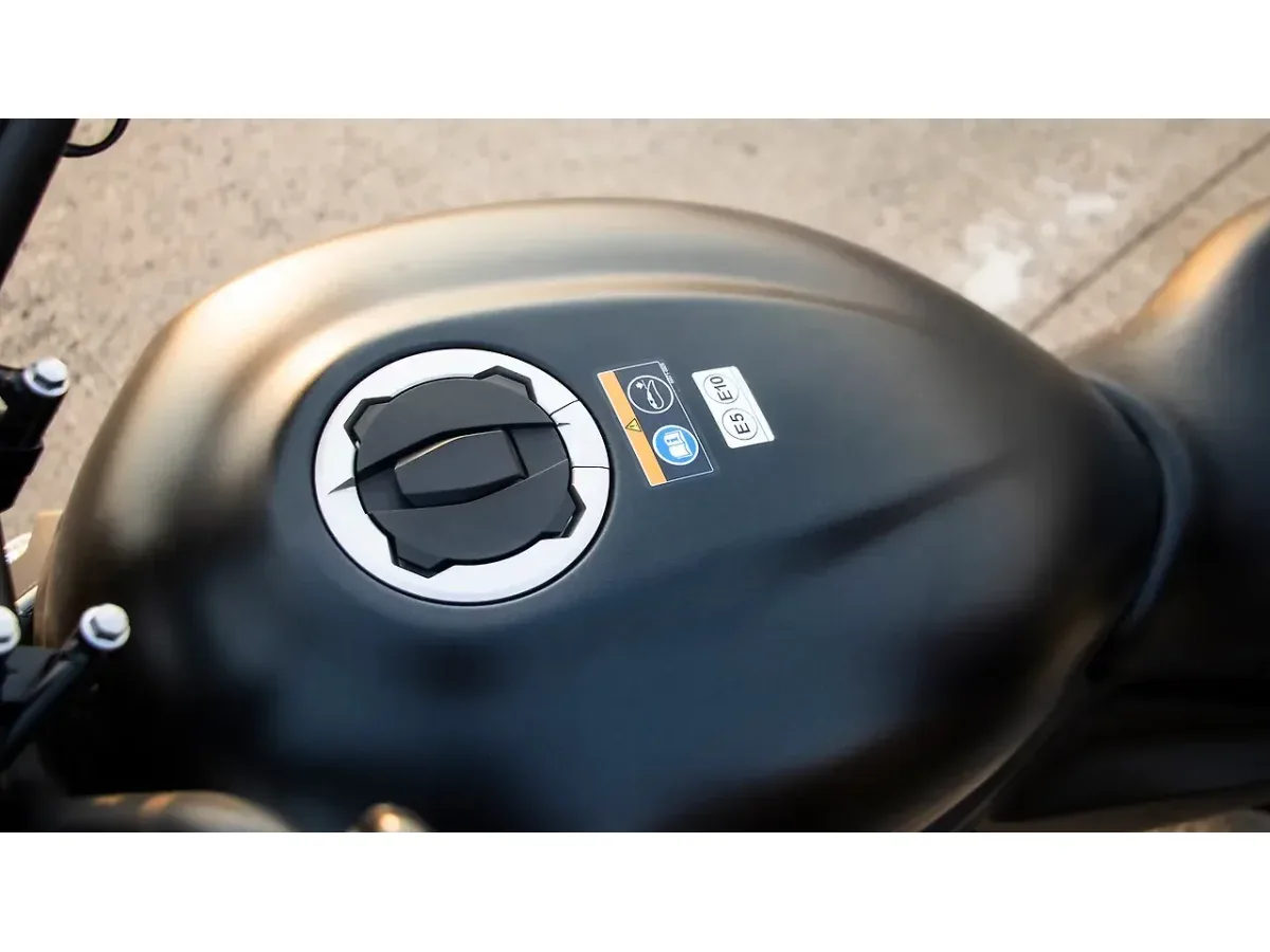 Kawasaki Eliminator fuel lid closed