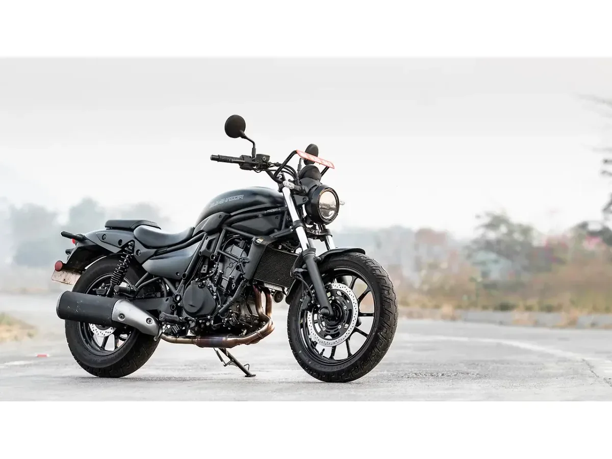 Kawasaki Eliminator left front three-quarter view