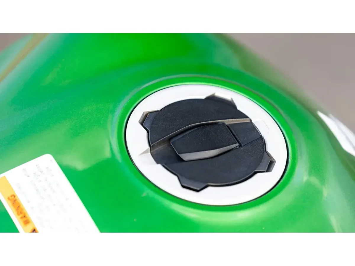 Kawasaki Ninja 1000 closed fuel tank cap