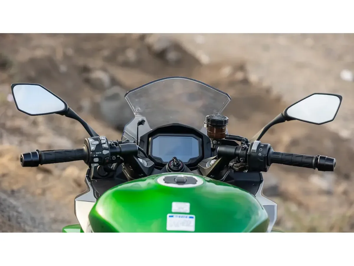 Kawasaki Ninja 1000 handlebar and cockpit