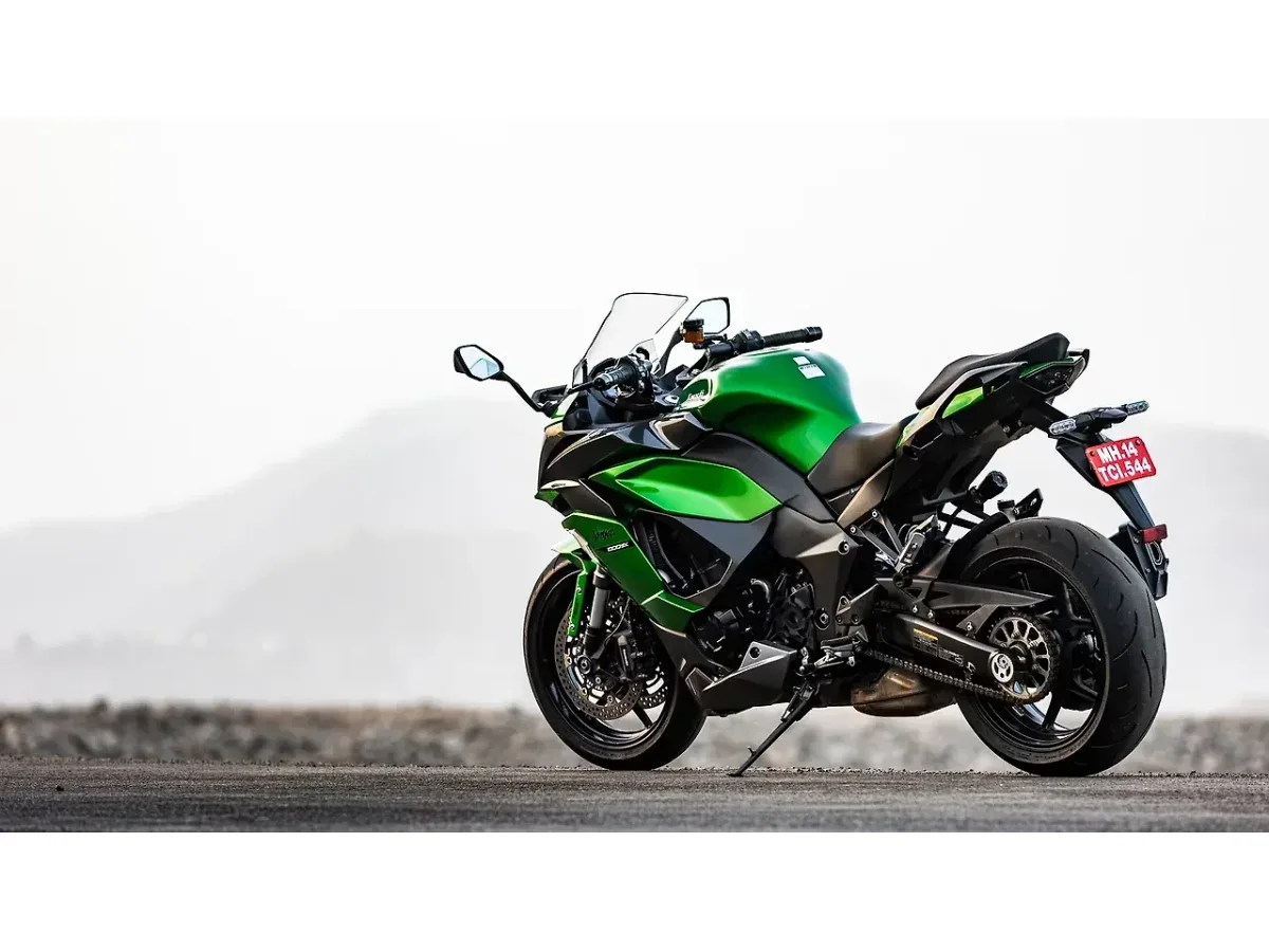 Kawasaki Ninja 1000 left rear three-quarter view