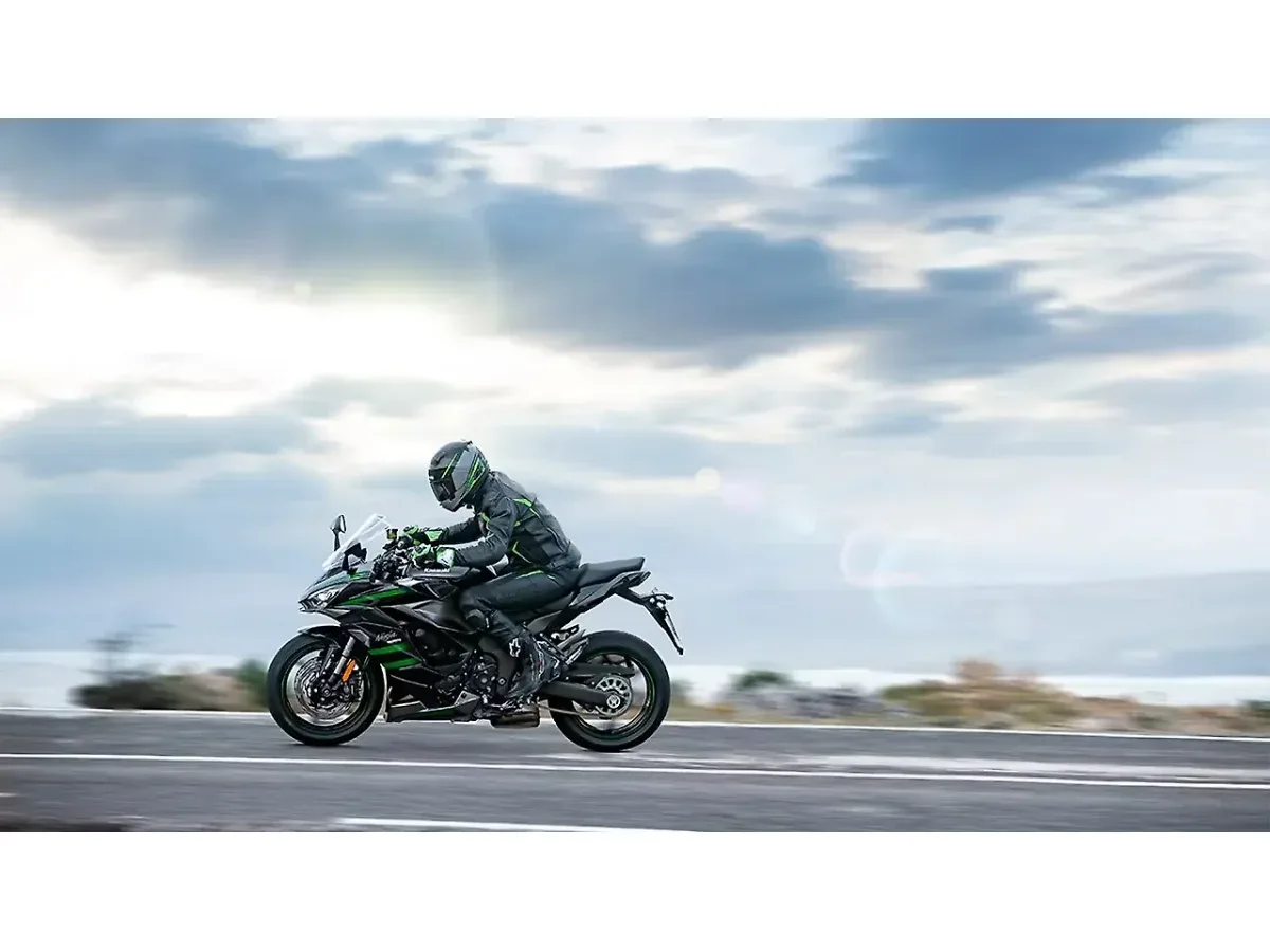 Kawasaki Ninja 1000 in action on the highway