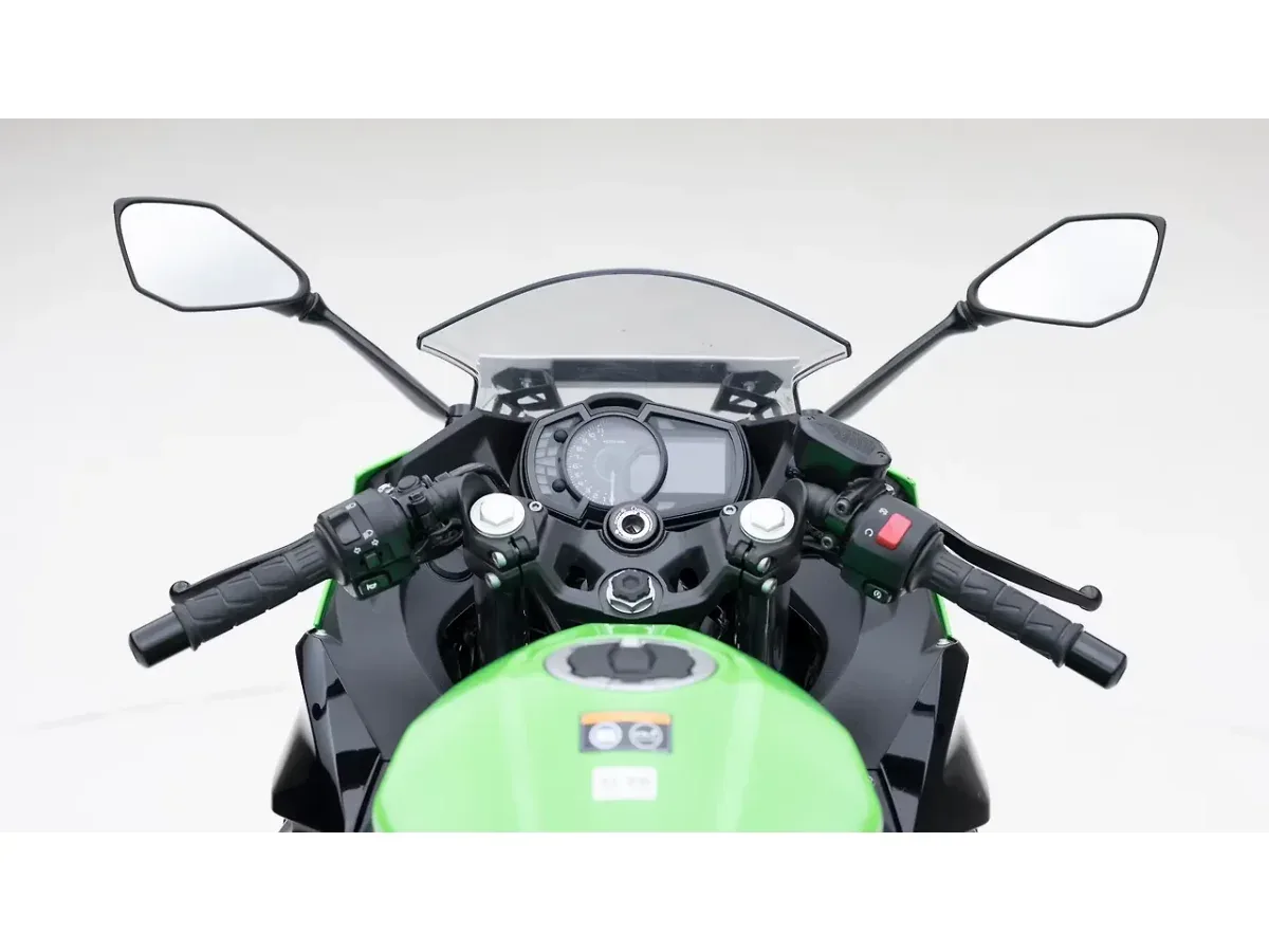 Kawasaki Ninja 400 handlebar and cockpit