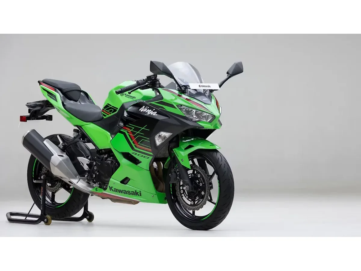 Kawasaki Ninja 400 right front three-quarter view