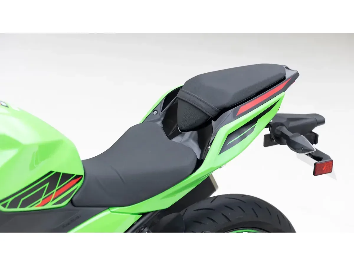 Close-up of Kawasaki Ninja 400 split seat