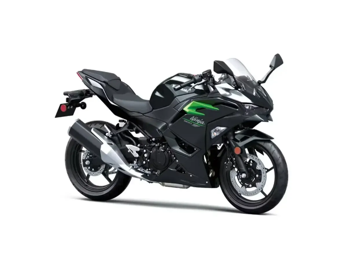 Kawasaki Ninja 500 right front three-quarter view