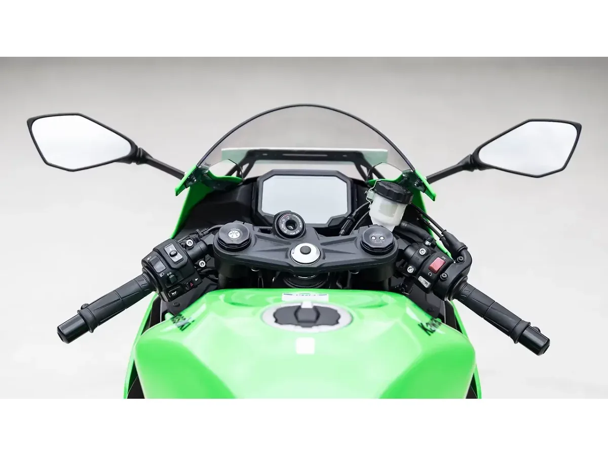 Kawasaki Ninja ZX-6R cockpit and handlebars