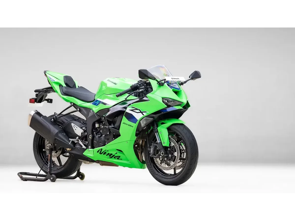 Kawasaki Ninja ZX-6R right front three-quarter view