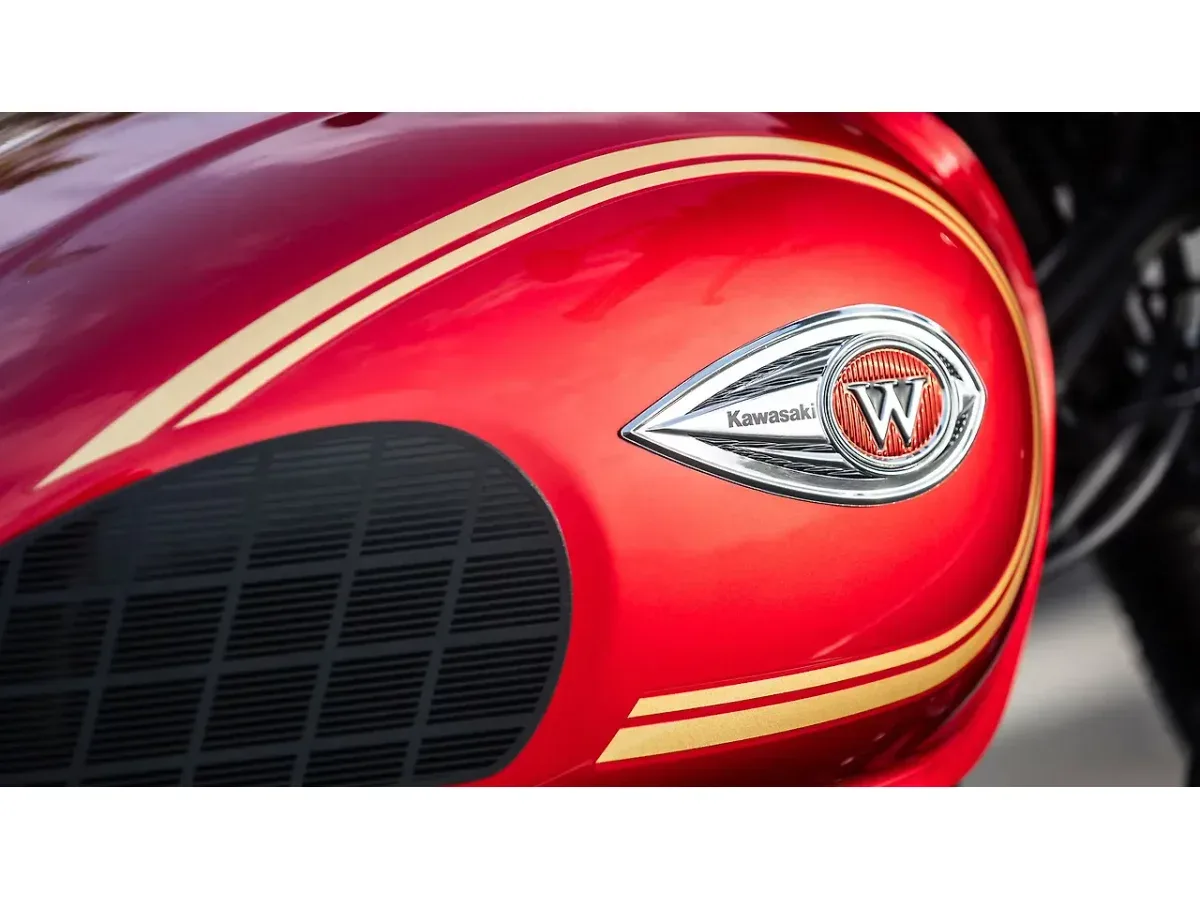 Kawasaki W175 fuel tank branding