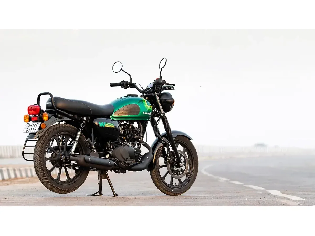 Kawasaki W175 right rear three quarter view