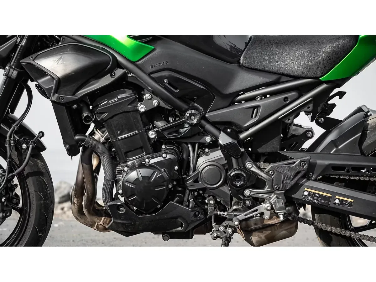 Kawasaki Z900 engine left side