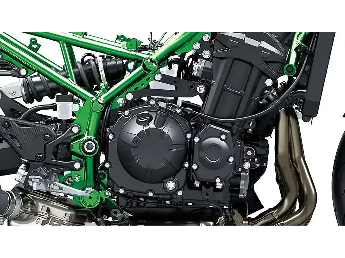 Kawasaki Z900 engine right side