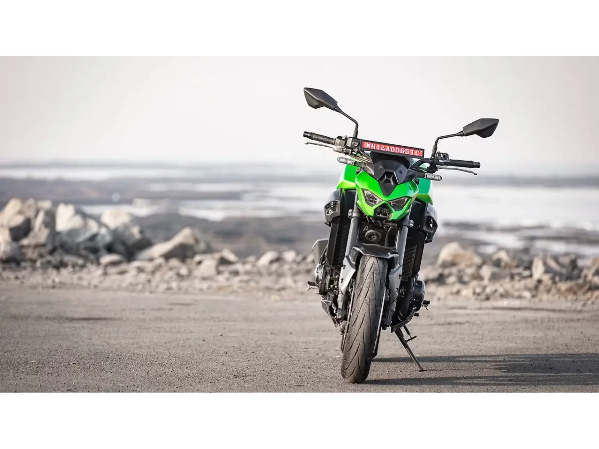 Kawasaki Z900 front view