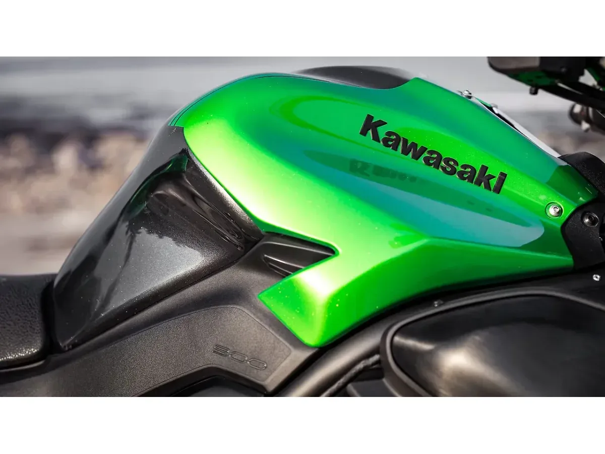 Kawasaki Z900 fuel tank with Kawasaki logo