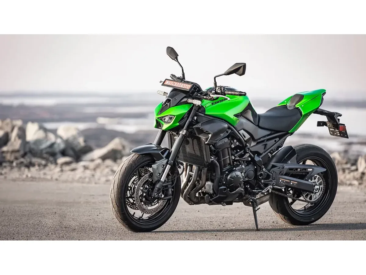 Kawasaki Z900 left front three-quarter view