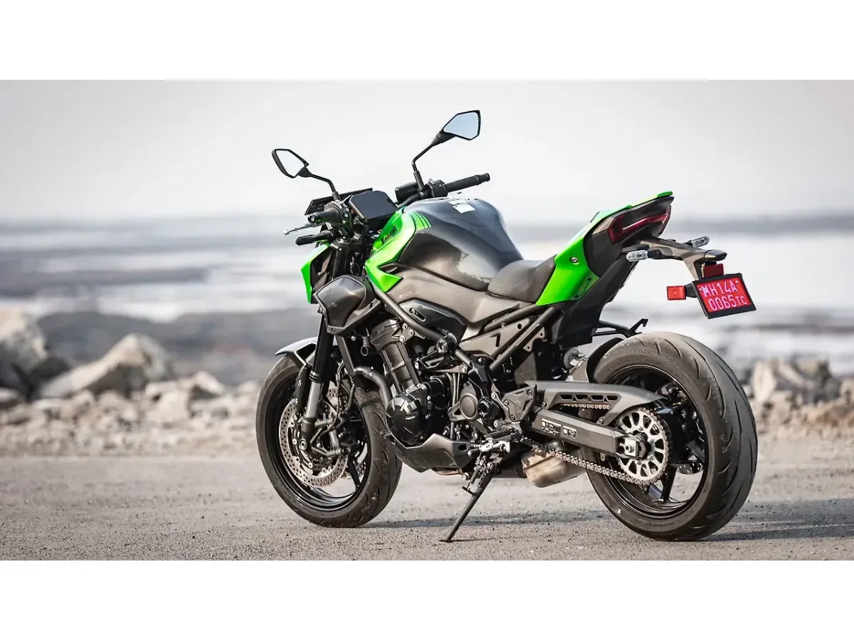 Kawasaki Z900 left rear three-quarter view