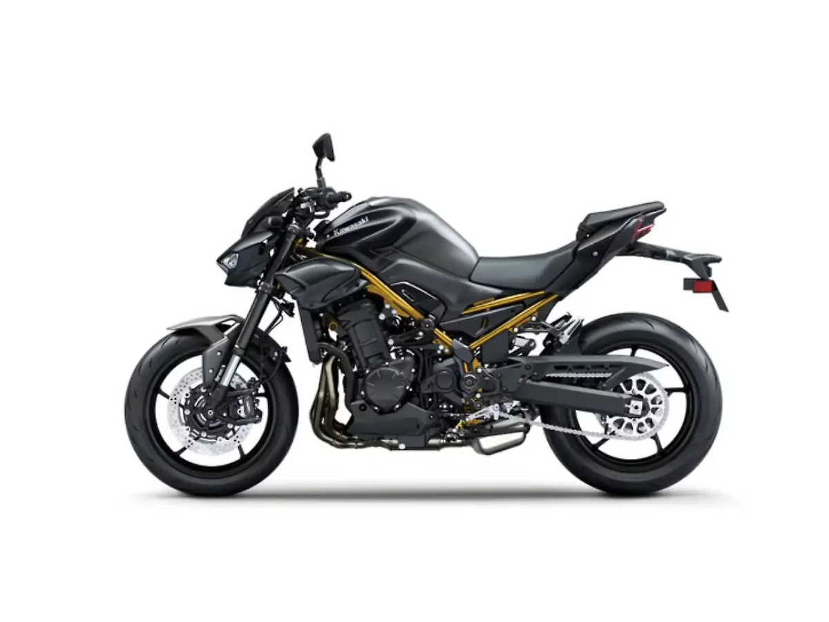 Kawasaki Z900 left side view