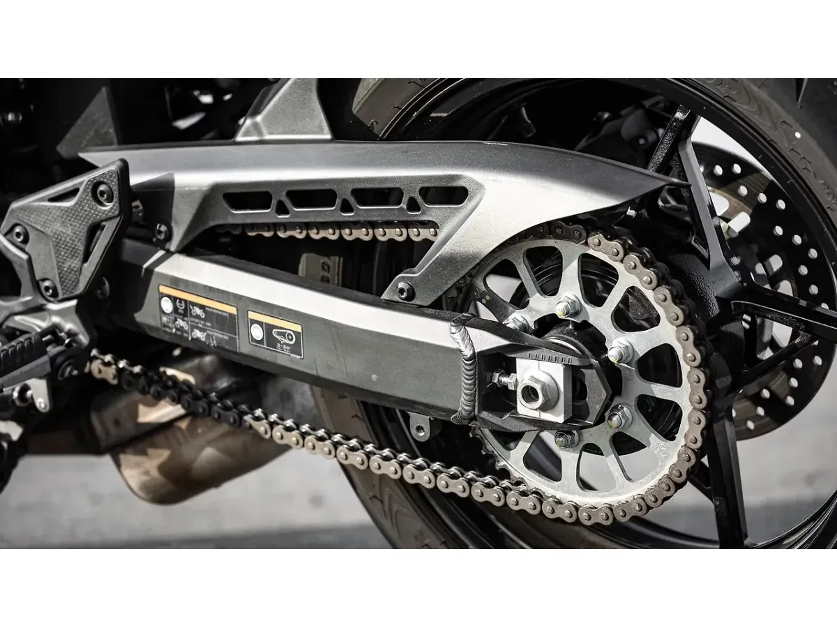 Kawasaki Z900 rear drive chain and sprocket