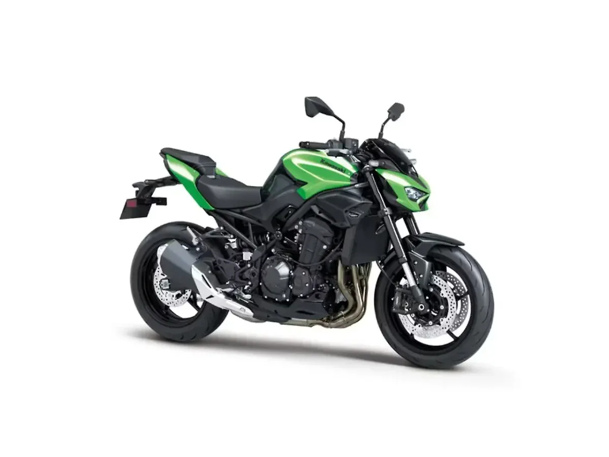 Kawasaki Z900 right front three-quarter view