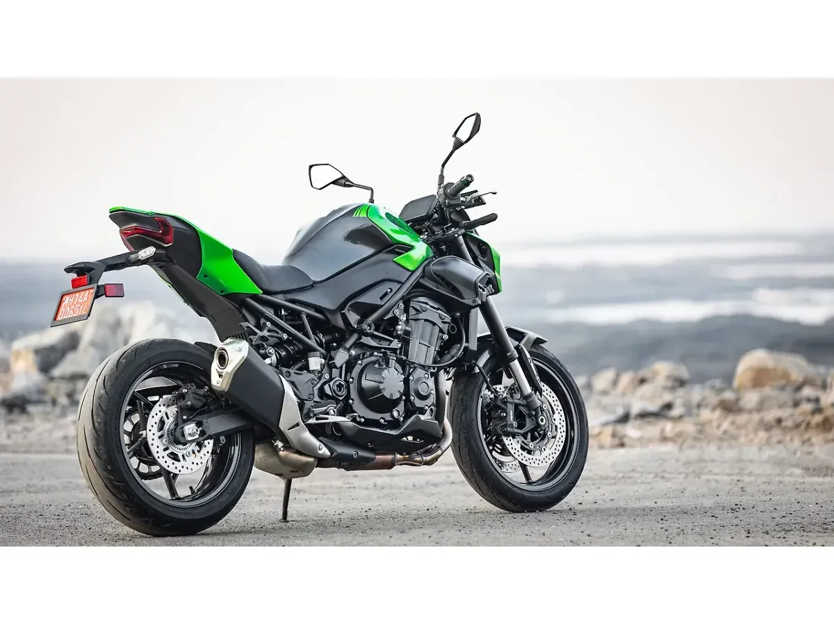 Kawasaki Z900 right rear three-quarter view