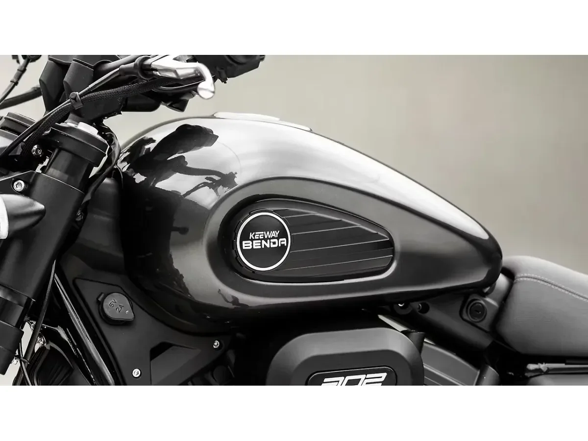 Keeway V302C fuel tank with Keeway branding
