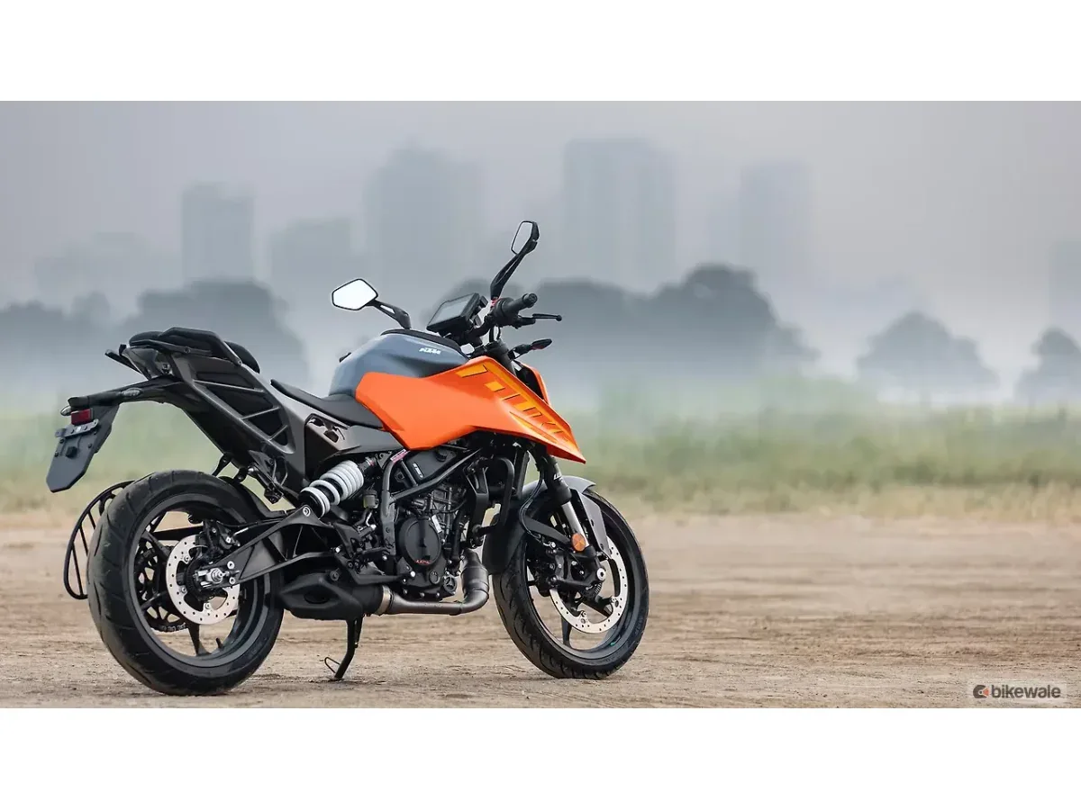 KTM 250 Duke rear three-quarter right view
