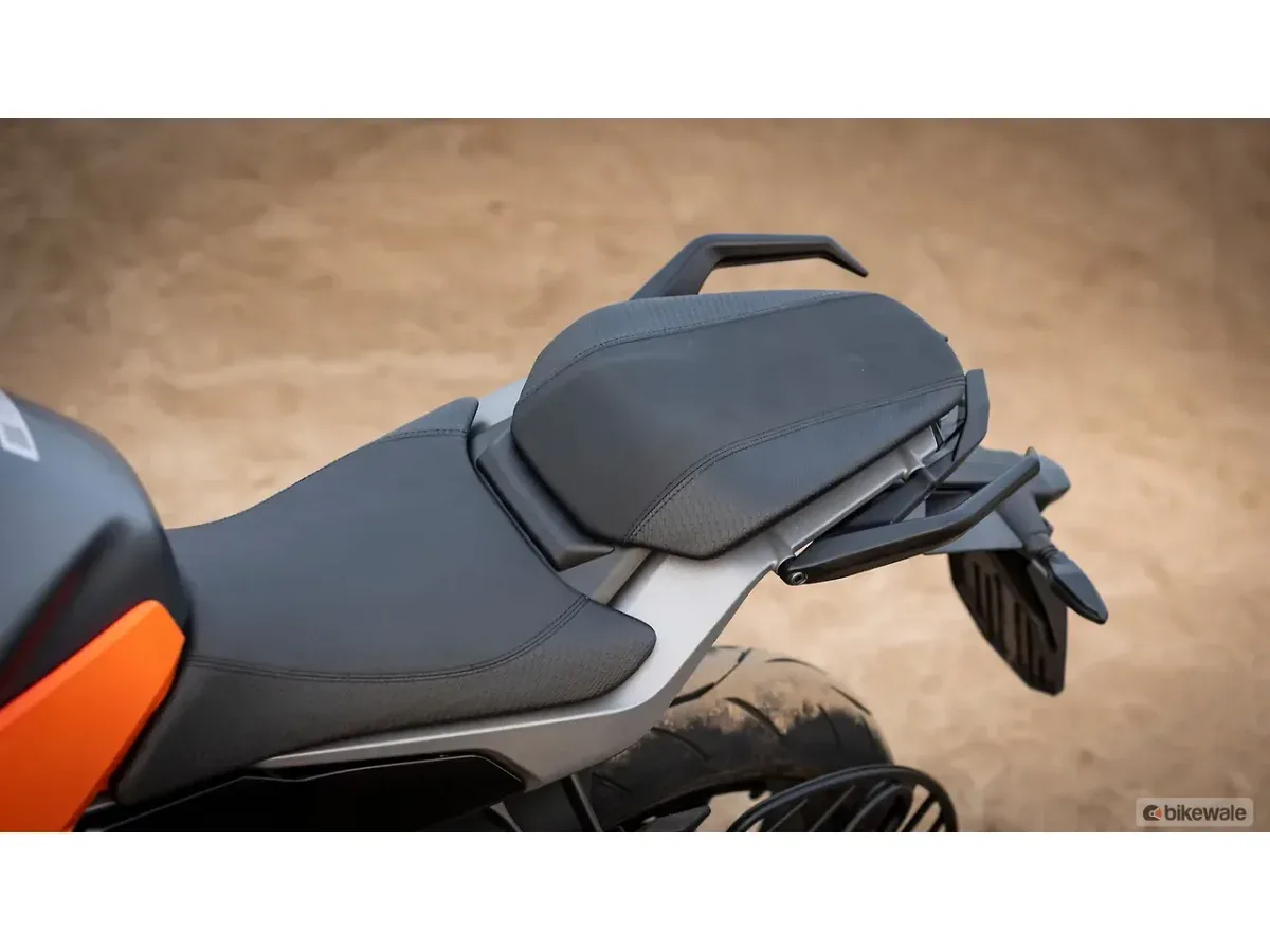 KTM 250 Duke split seat