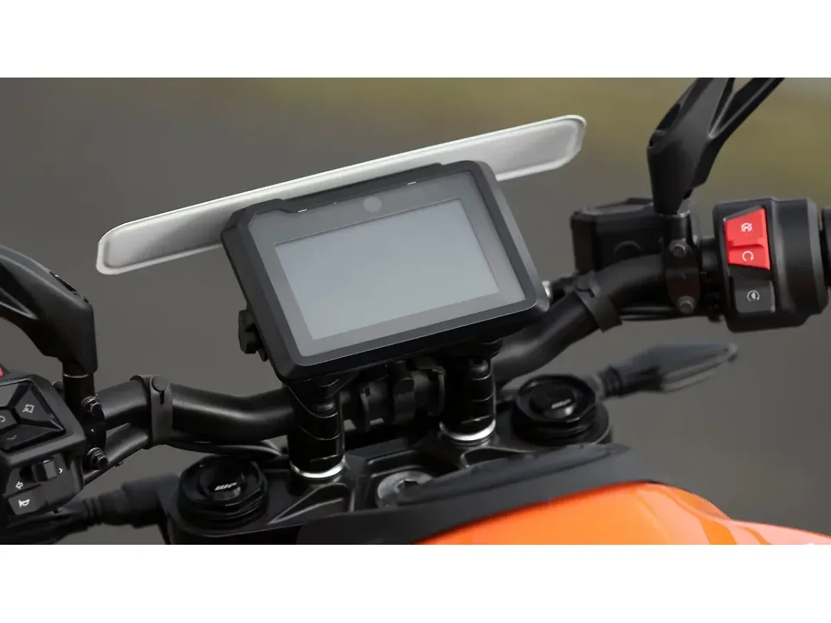 KTM 250 Duke TFT instrument console and handlebar
