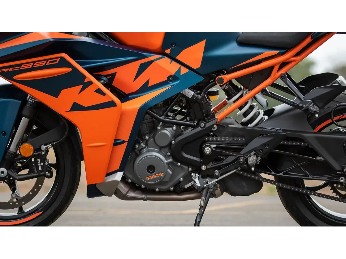 KTM RC 390 engine left side