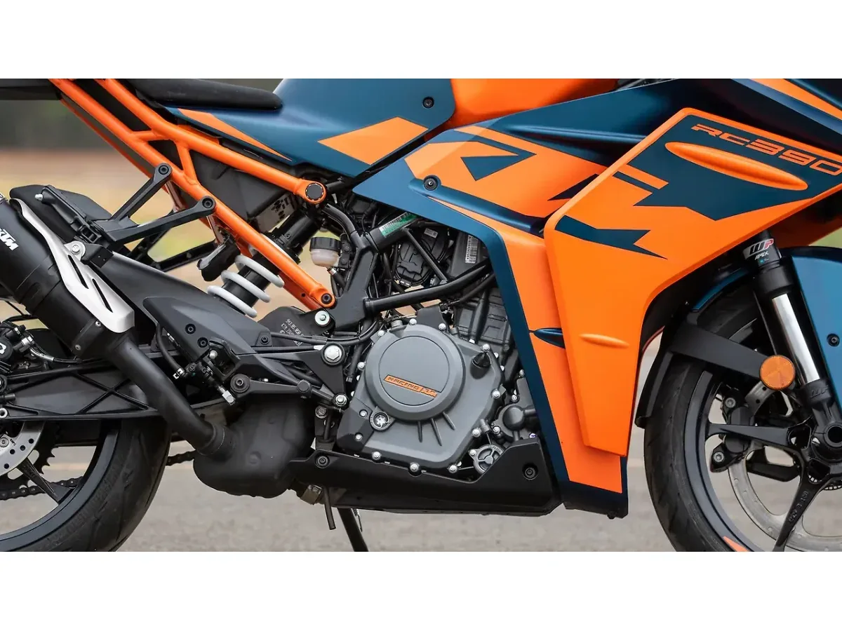 KTM RC 390 engine right side