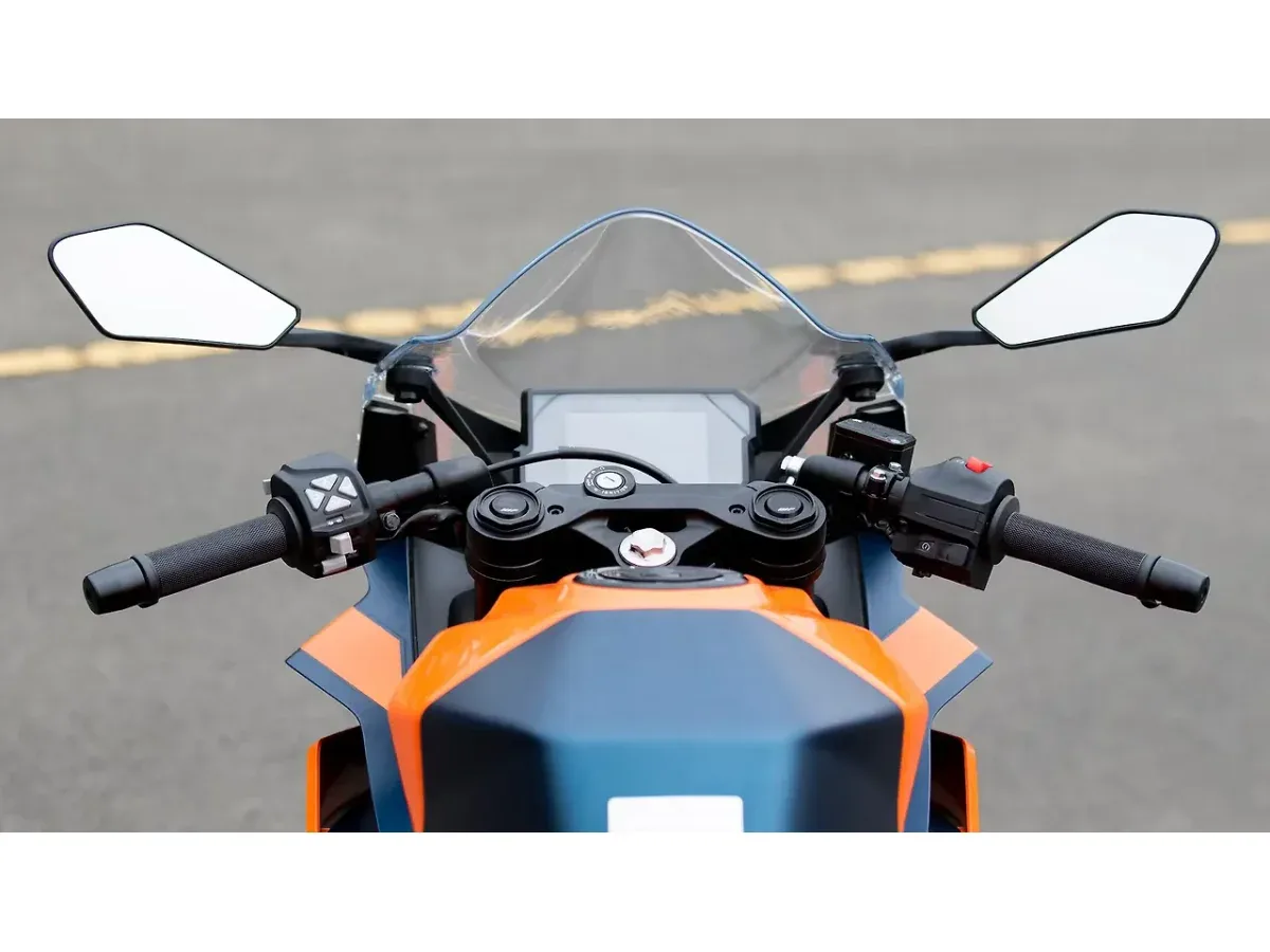 KTM RC 390 handlebar cockpit