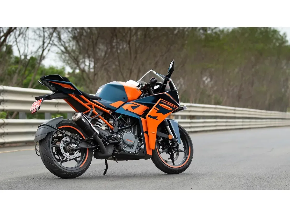 KTM RC 390 right rear three-quarter view