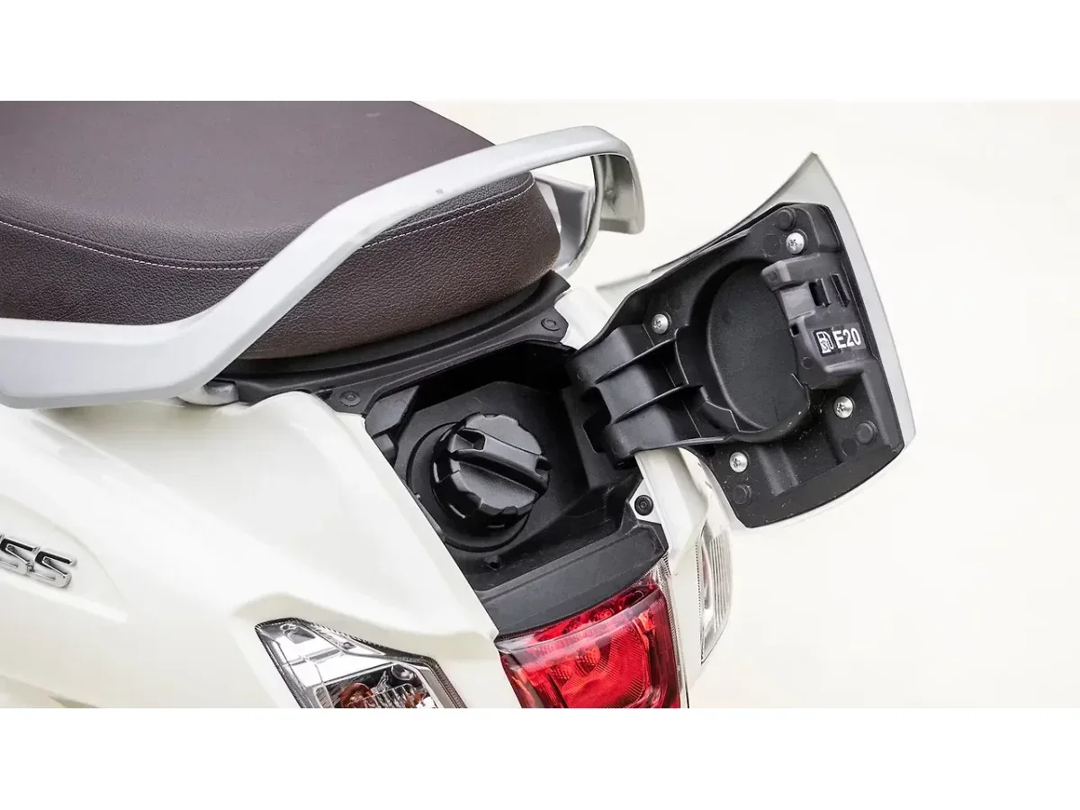 Suzuki Access 125 external fuel lid