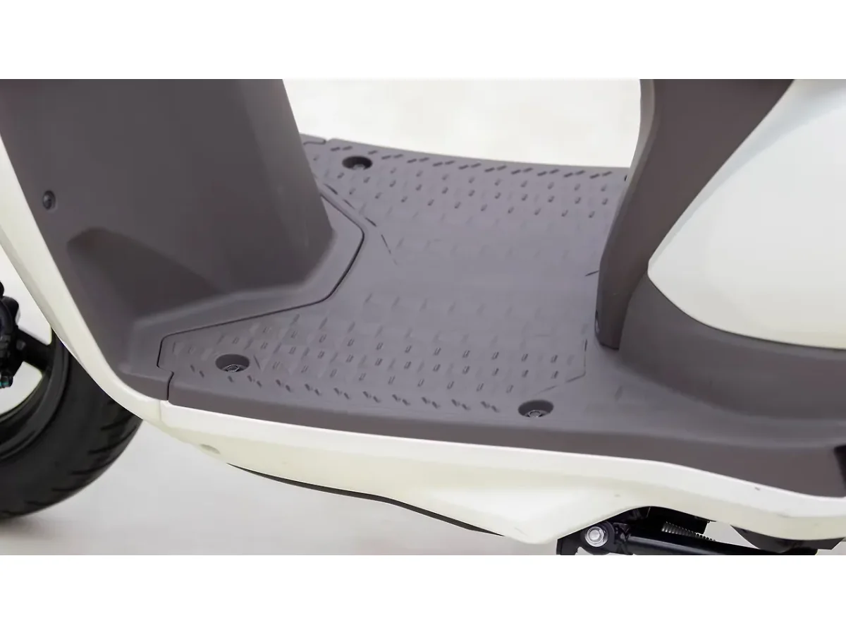 Suzuki Access 125 floorboard