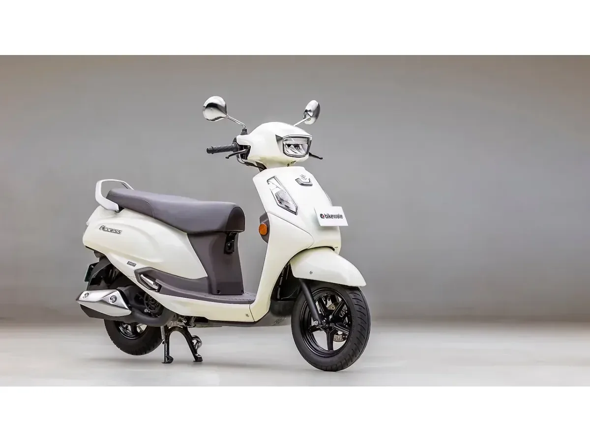 Suzuki Access 125 right front three-quarter view