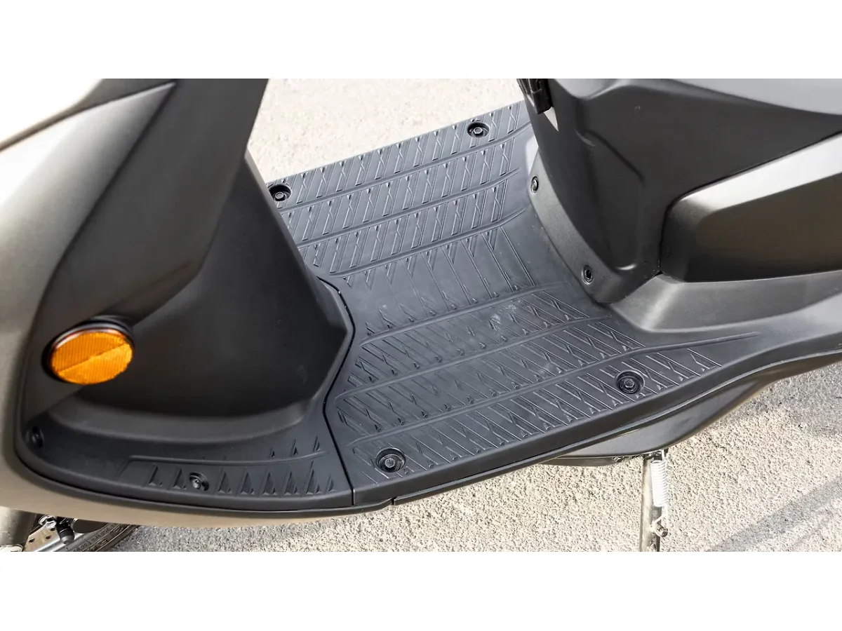 Suzuki e-Access floorboard