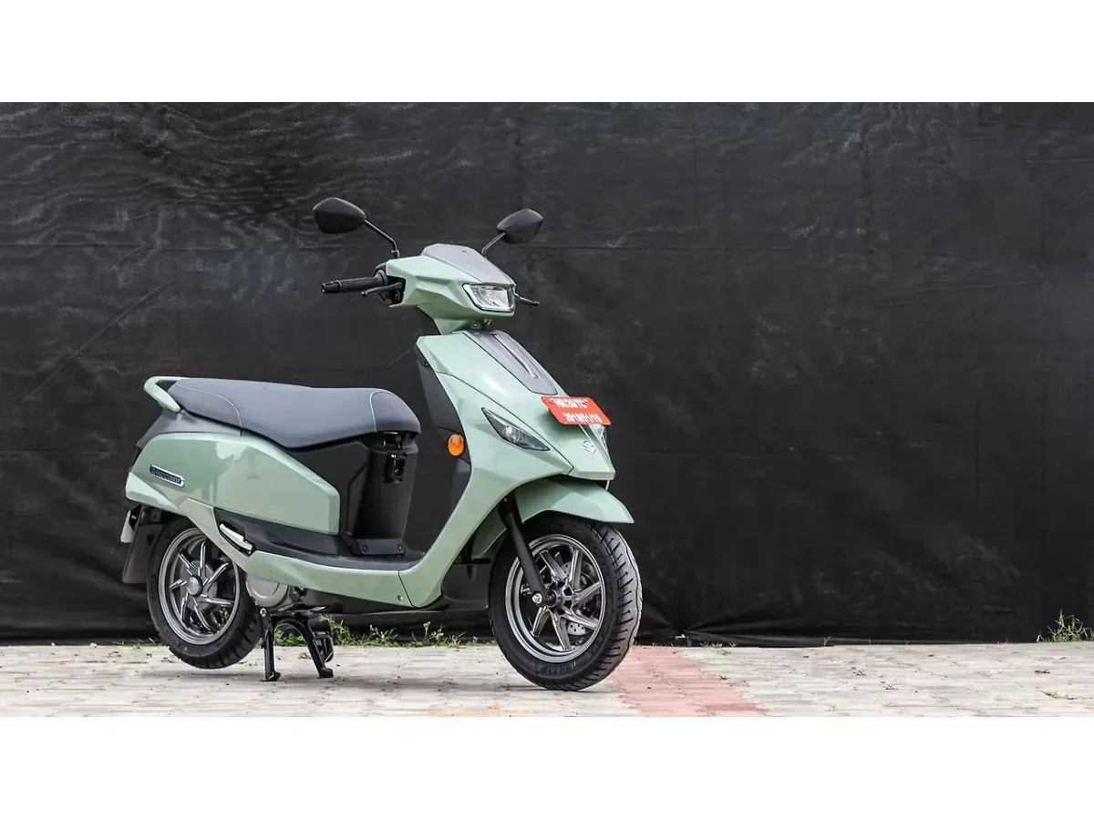 Suzuki e-Access right front three-quarter view