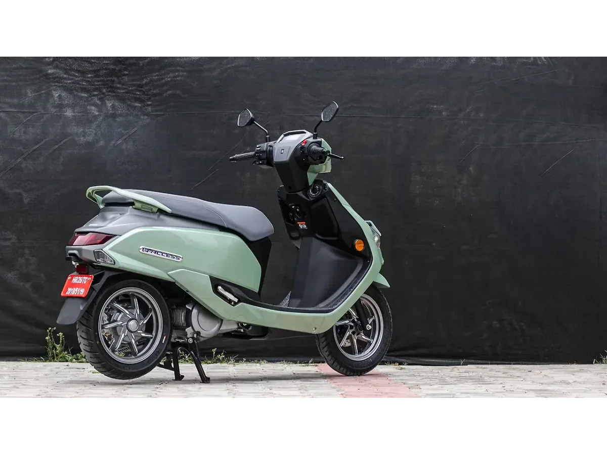 Suzuki e-Access right rear three-quarter view