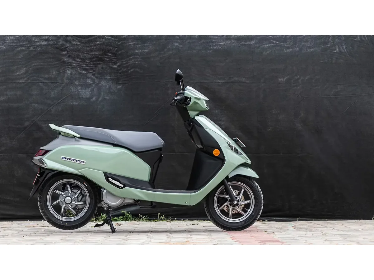 Suzuki e-Access right side view